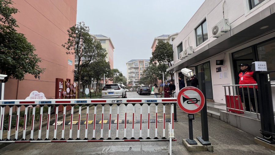 借由物业费涨价,樱花路309弄小区完成了门岗自动化识别更新。 谢飞君 摄