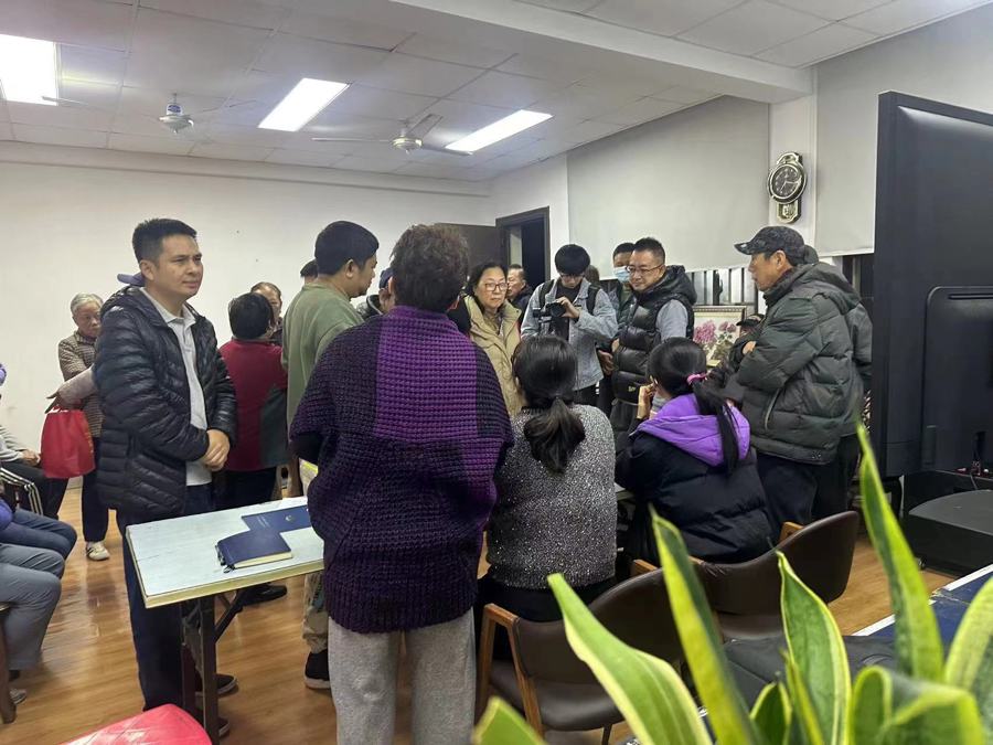 牡丹七居委就物业费提价向玉兰路127弄和玉兰路99弄两个小区的业主答疑解惑。 受访者供图