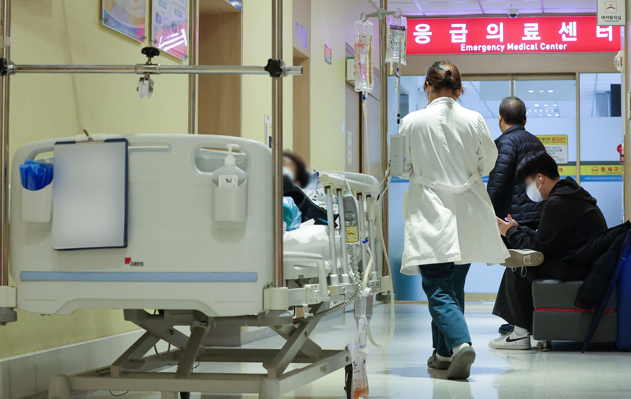 當地時間2024年3月19日，南韓首爾，醫務人員在醫院內忙碌。圖/IC photo