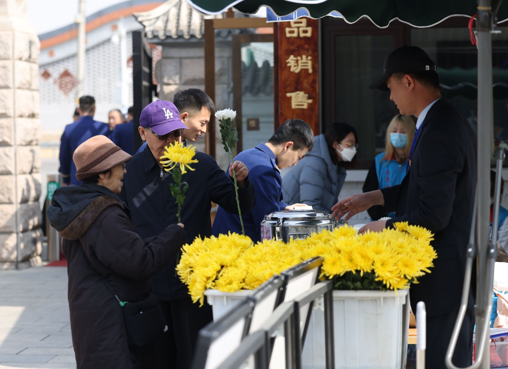 萬安公墓向前來祭掃的市民免費發放鮮花。新京報記者 王貴彬 攝
