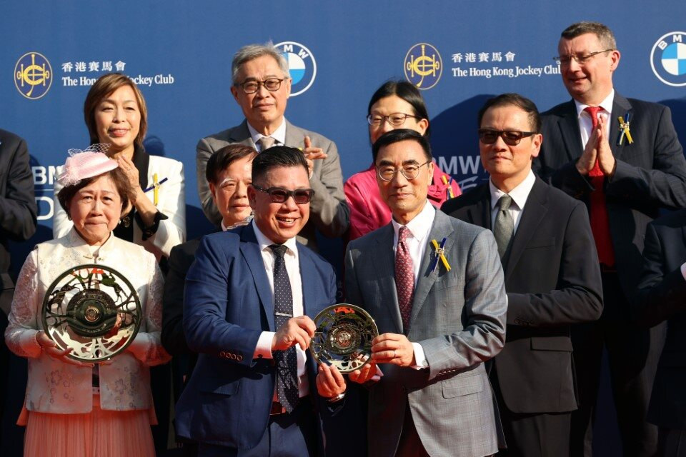 香港賽馬會主席利子厚（右三）為「大至尊」的練馬師葉楚航頒獎。香港賽馬會供圖