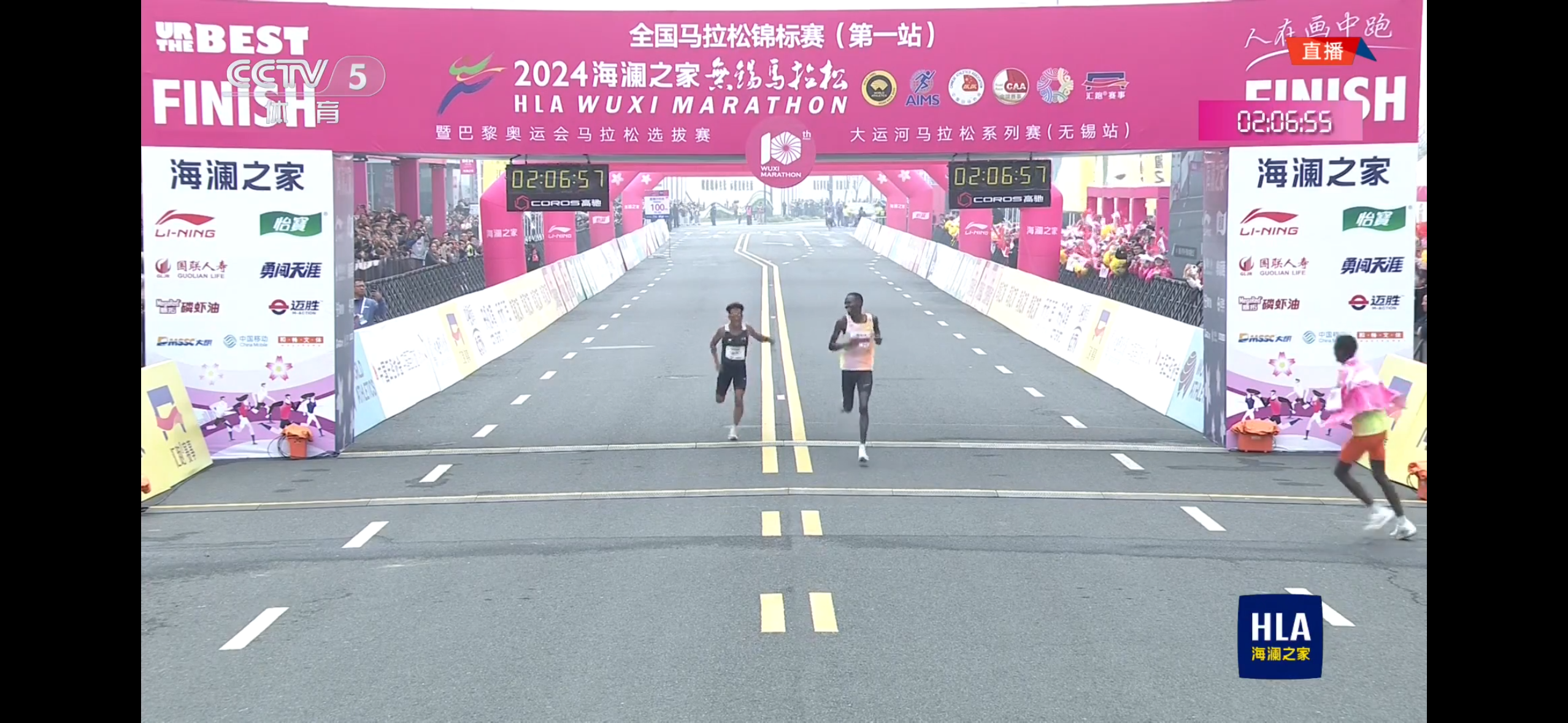 2024年無錫馬拉松，何傑（左一）以2小時06分57秒打破全國紀錄。 直播截圖
