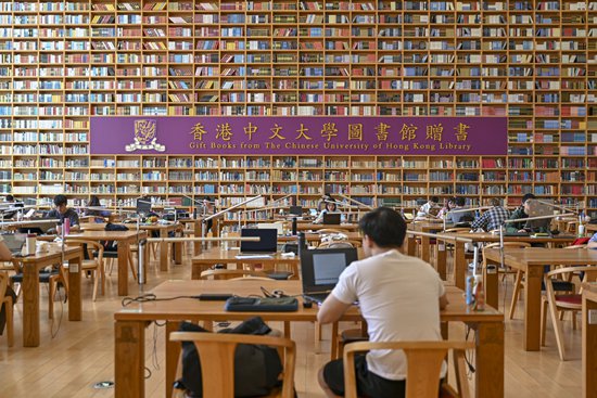     3月21日，香港中文大學（深圳）學生在圖書館內學習。視覺中國供圖