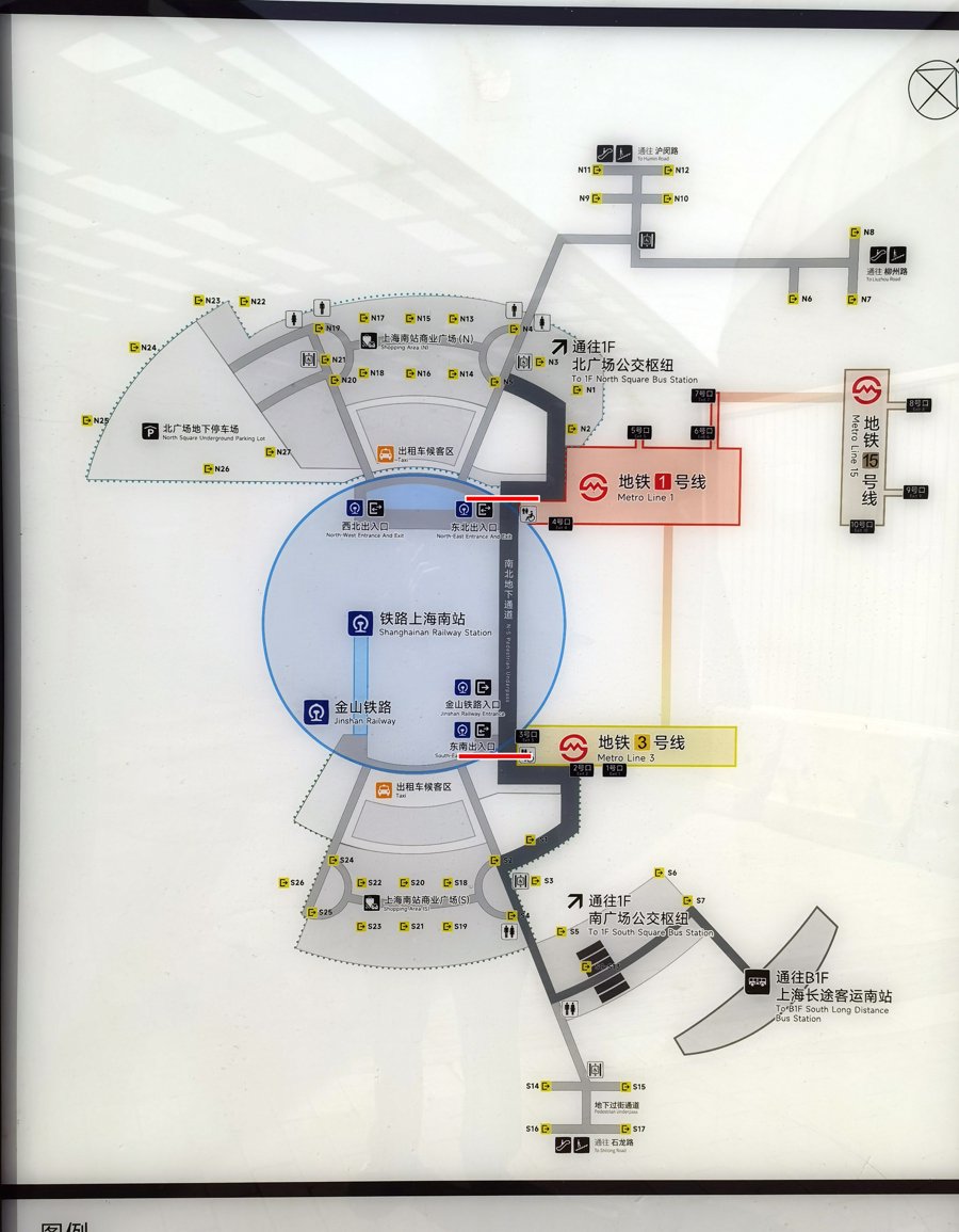 将上海南站的开放式地下通道南北两端进行封闭被选为改造方案,图上为封闭处示意图。