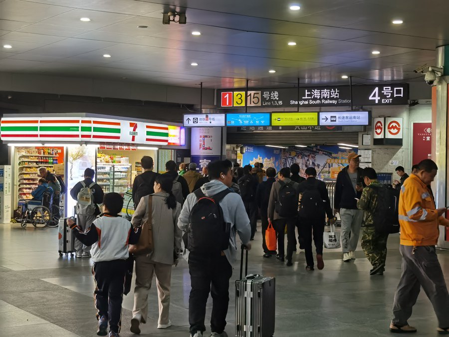 据测算,80%的南站到站客流都是需要换乘地铁的,图上为到站旅客正在前往地铁站的4号出入口换乘。