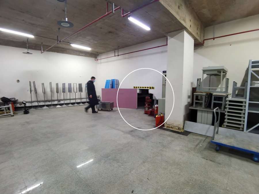 原本封闭通道的仓库墙体已被敲出了半人高的缺口供人进入,即图上画圈处。