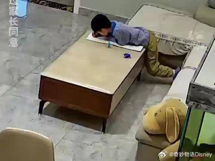 家长不在家，民警假扮快递员上门测试，小男孩一个举动让民警都“不好意思”了