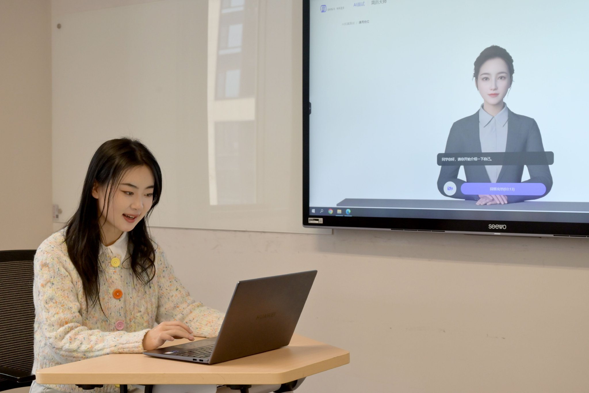 平台中的虛擬數字人，可以和學生一對一模擬面試。圖為中國人民大學學生進行模擬面試功能測試。學校供圖