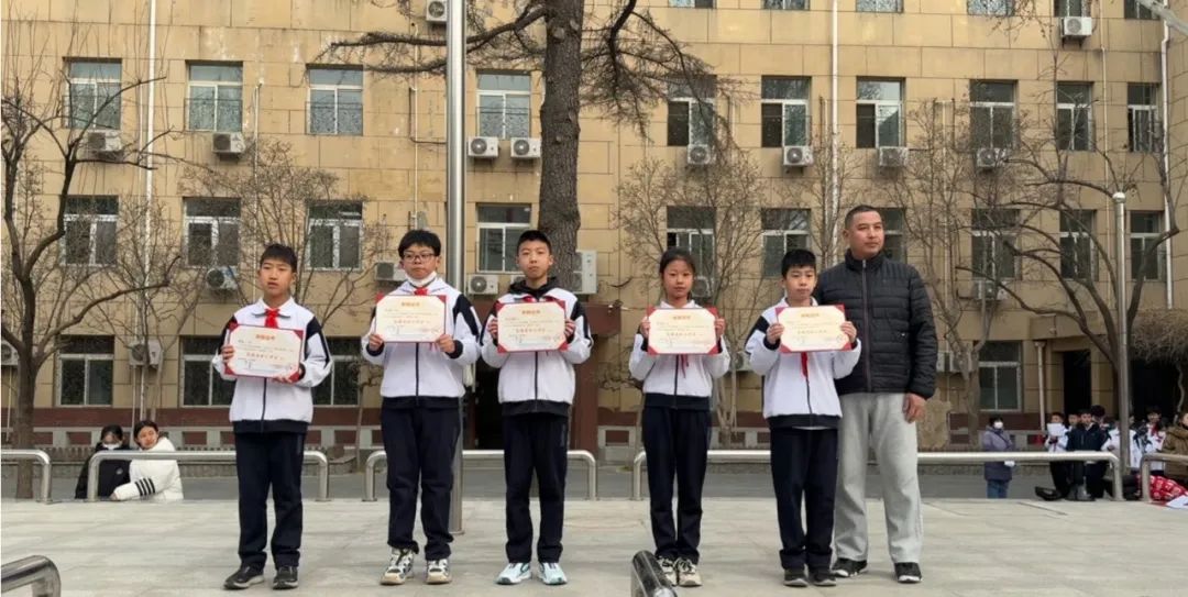 北京育才學校龍泉校區的小誌願者們正在升旗儀式上接受表彰。學校供圖