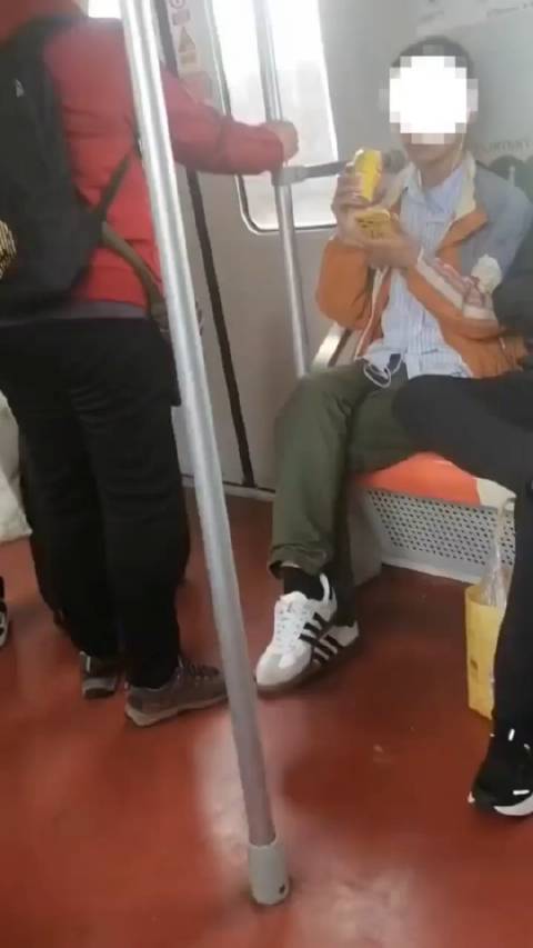 地铁车厢里，大妈让爱心座位上的小伙给自己让座，小伙不同意遭怼：没有家教！
