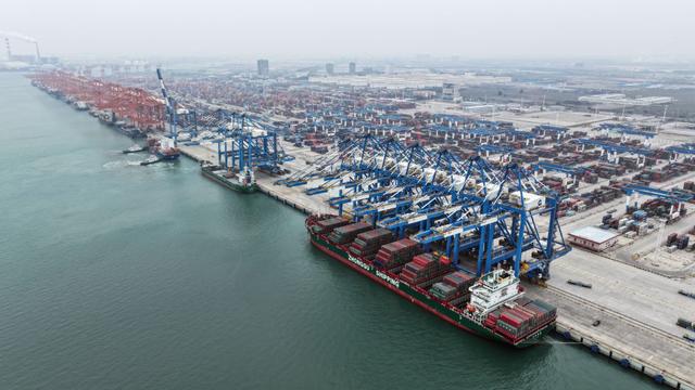 在廣西欽州港碼頭,多艘海輪在卸貨(2024年3月1日攝,無人機照片)。新華社記者 張愛林 攝