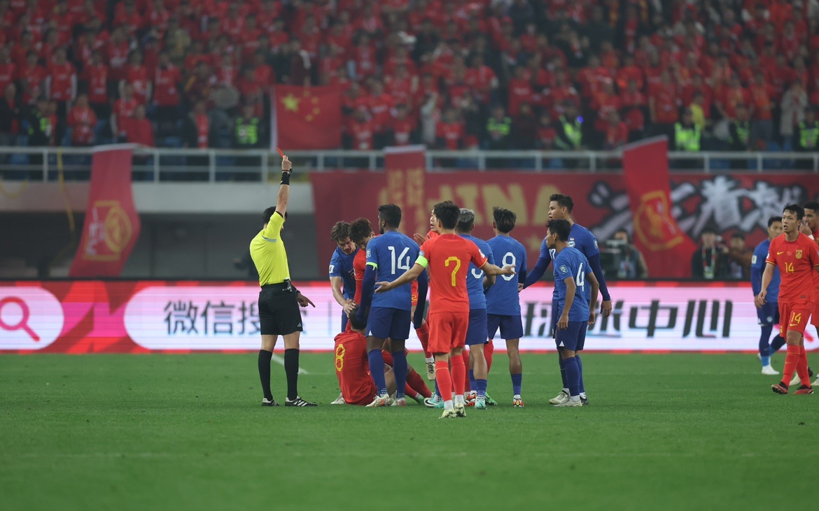 國足半場球員李源一吃到紅牌，下輪比賽將停賽。 新京報記者 王飛 攝