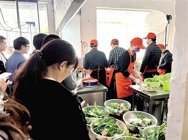 麻辣烫小店大排长龙