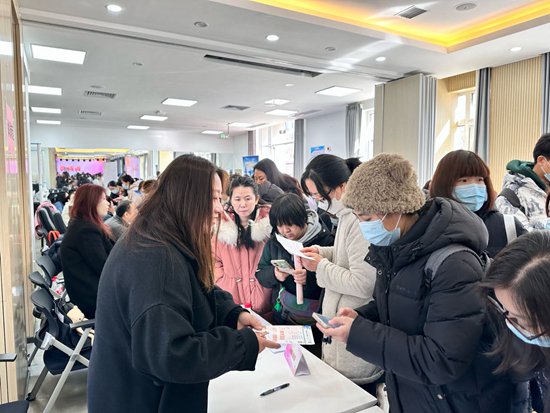     3月8日，北京市石景山區人力資源和社會保障局舉辦的三八婦女節招聘會現場人頭攢動，女性求職者絡繹不絕。受訪者供圖