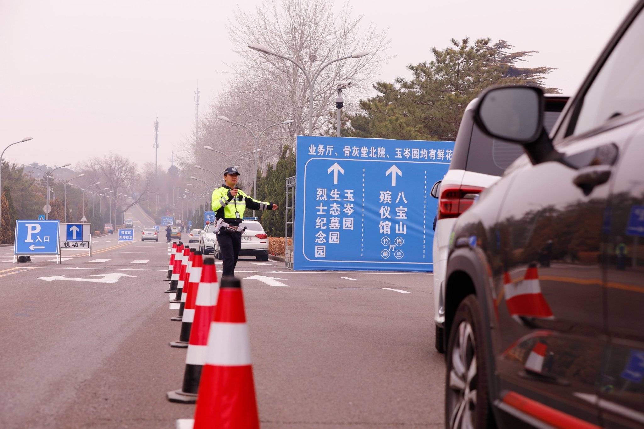 民警加大對重點路段和陵園墓區周邊的巡邏力度，對重點區域進行疏導。 圖源：北京警方