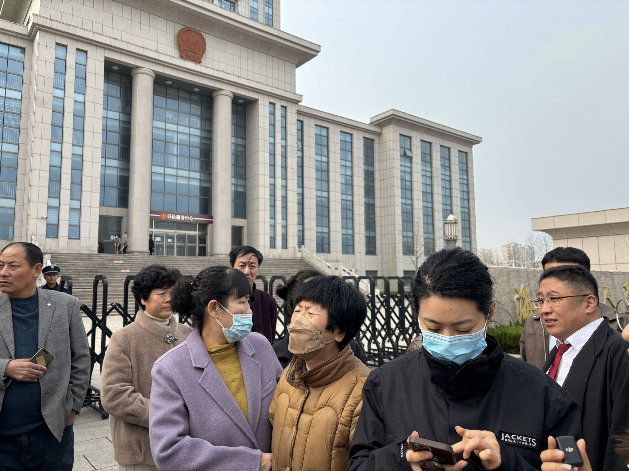 3月28日上午八點多，李家母女三人來到海陽市人民法院，孫某某交通肇事罪一案一審開庭。新京報記者 汪暢 攝