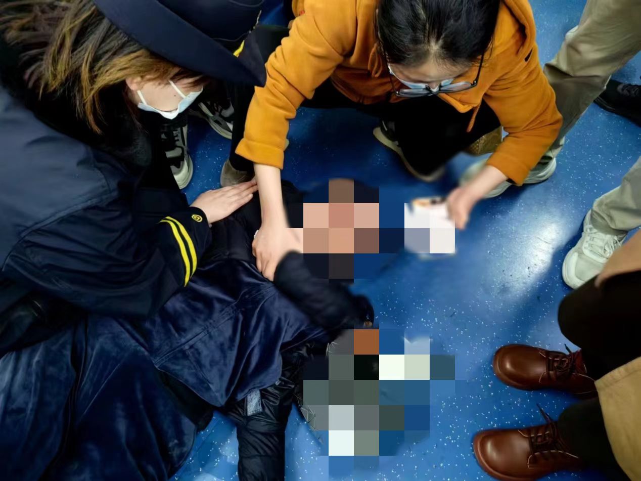 3月25日下午，北京地鐵九號線上一位女乘客暈倒，張鈺其叫來了地鐵乘務人員，高麗麗（右一）在旁邊守護。 受訪者供圖