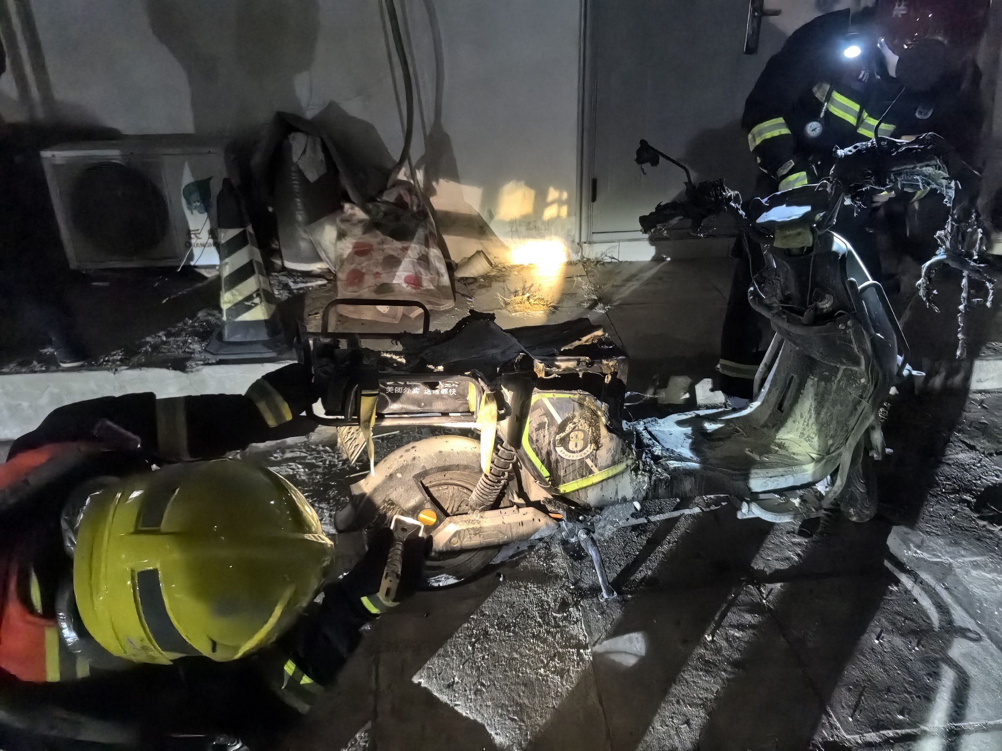 電動車起火後，微型消防站人員進行滅火。圖源：石景山區消防救援支隊
