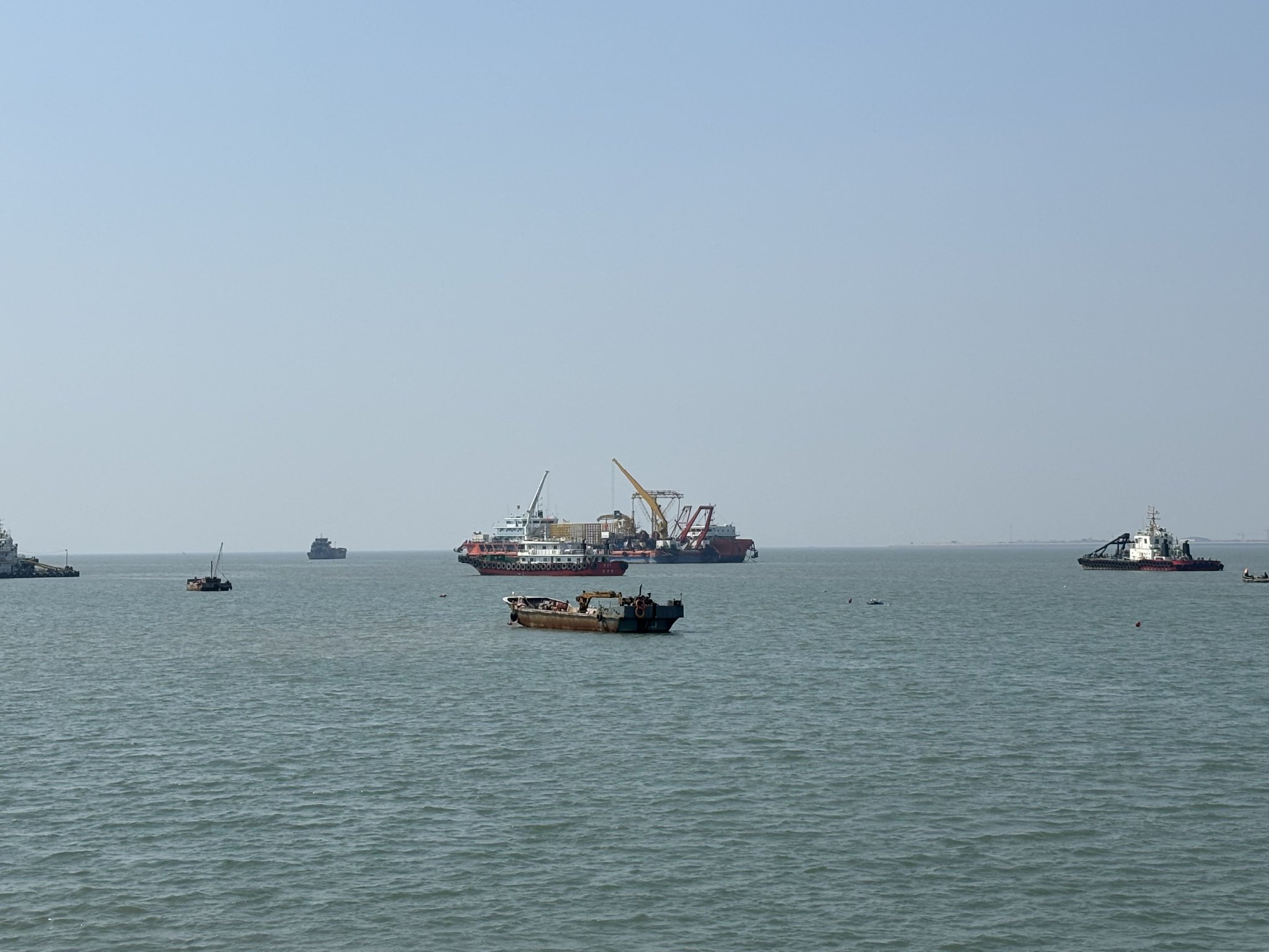 3月26日，山東海陽，一些漁船在海上作業。新京報記者 汪暢 攝