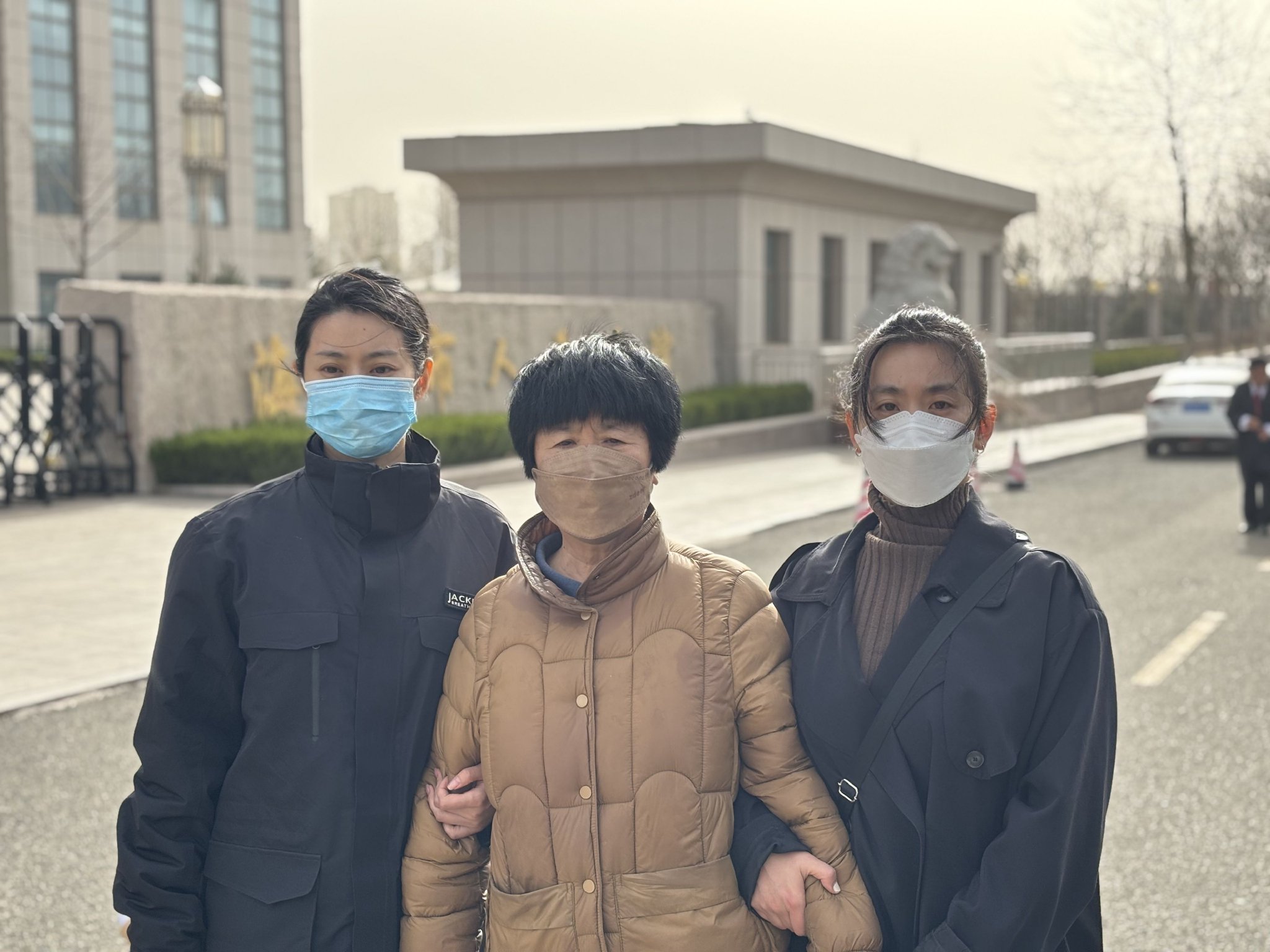 3月28日，山東海陽，庭審結束後，李家姐妹和母親從法院走出來。新京報記者 汪暢 攝