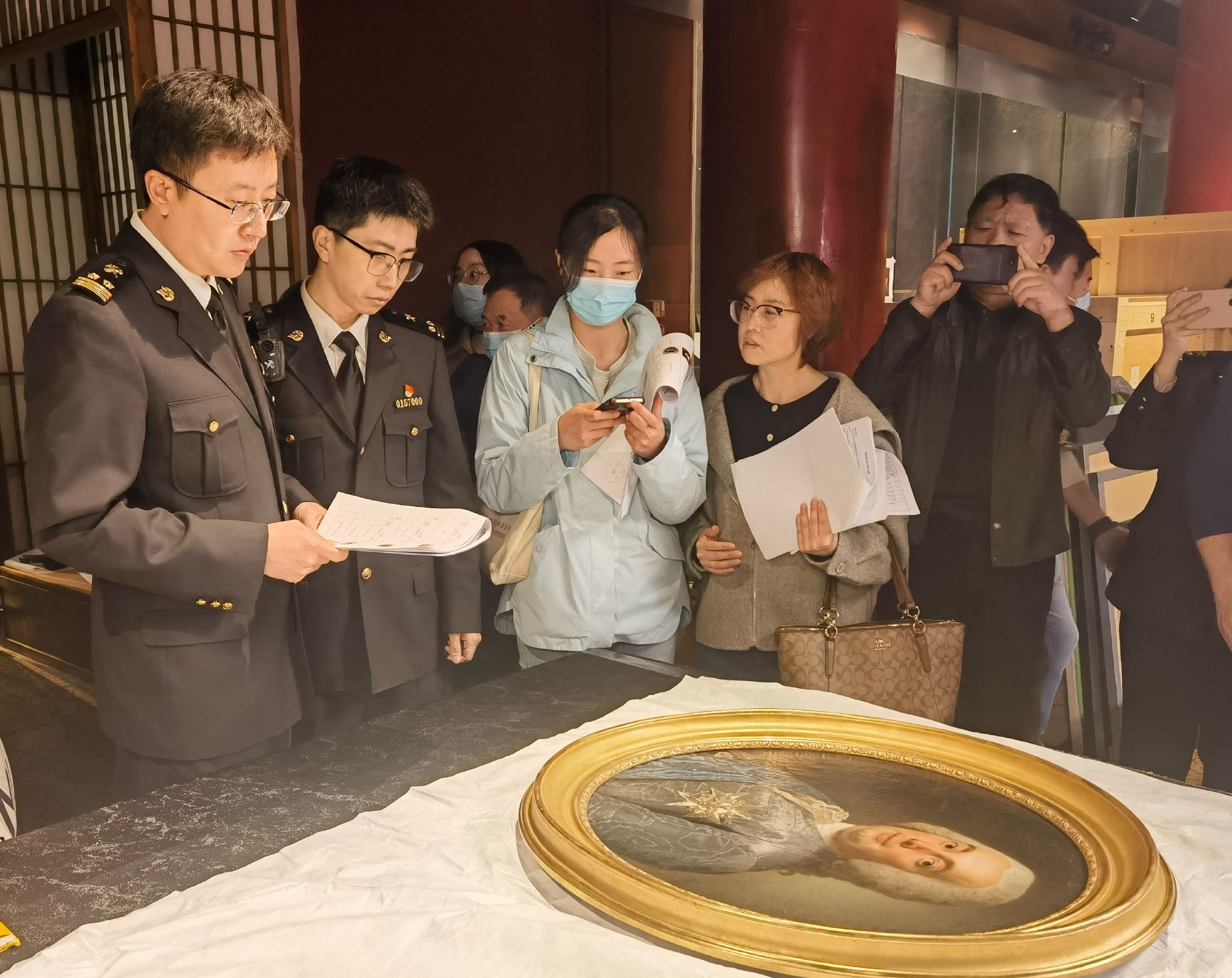 北京會展中心海關關員對參展文物展開監管。關靖喆 攝