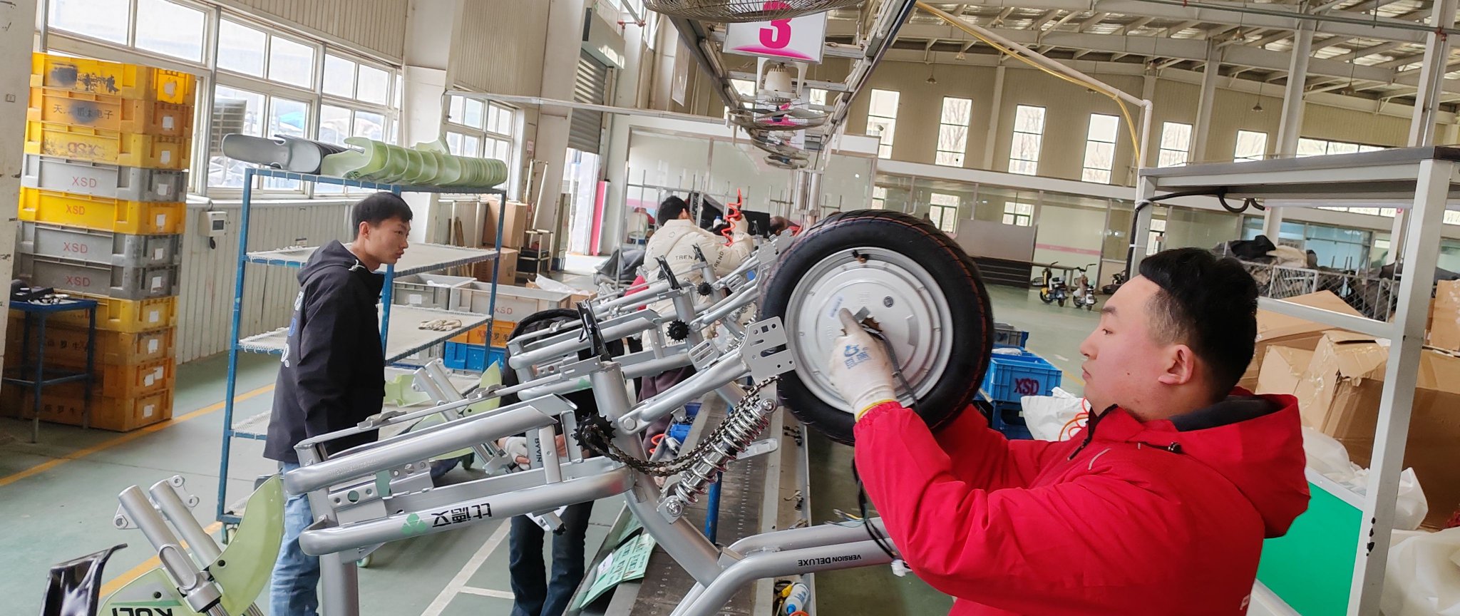 圖說：天津比德文電動單車生產基地，工人師傅正在流水線上忙碌。新京報貝殼財經記者 白華兵 攝。