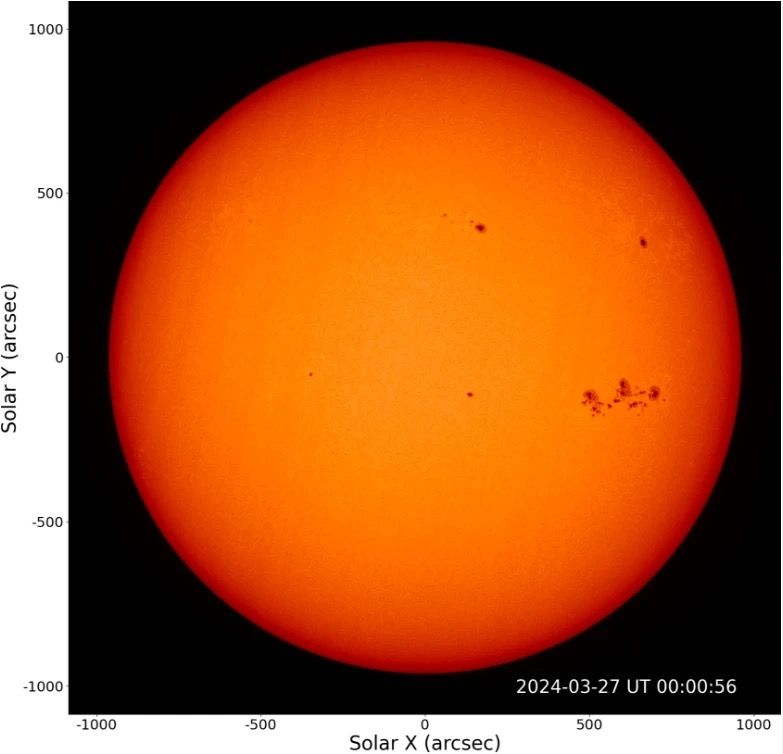 位於太陽日面中部偏右的巨大黑子群就是太陽活動區13615。國家空間天氣監測預警中心供圖