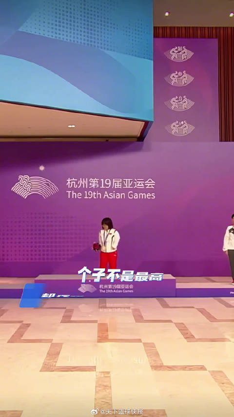 中国“袖珍棋王”左文静个子不是最高但站在了最高领奖台上为国争光
