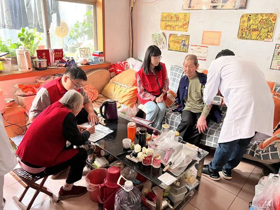     山東第二醫科大學誌願者們為行動不便的居家老人「送診上門」。受訪者供圖
