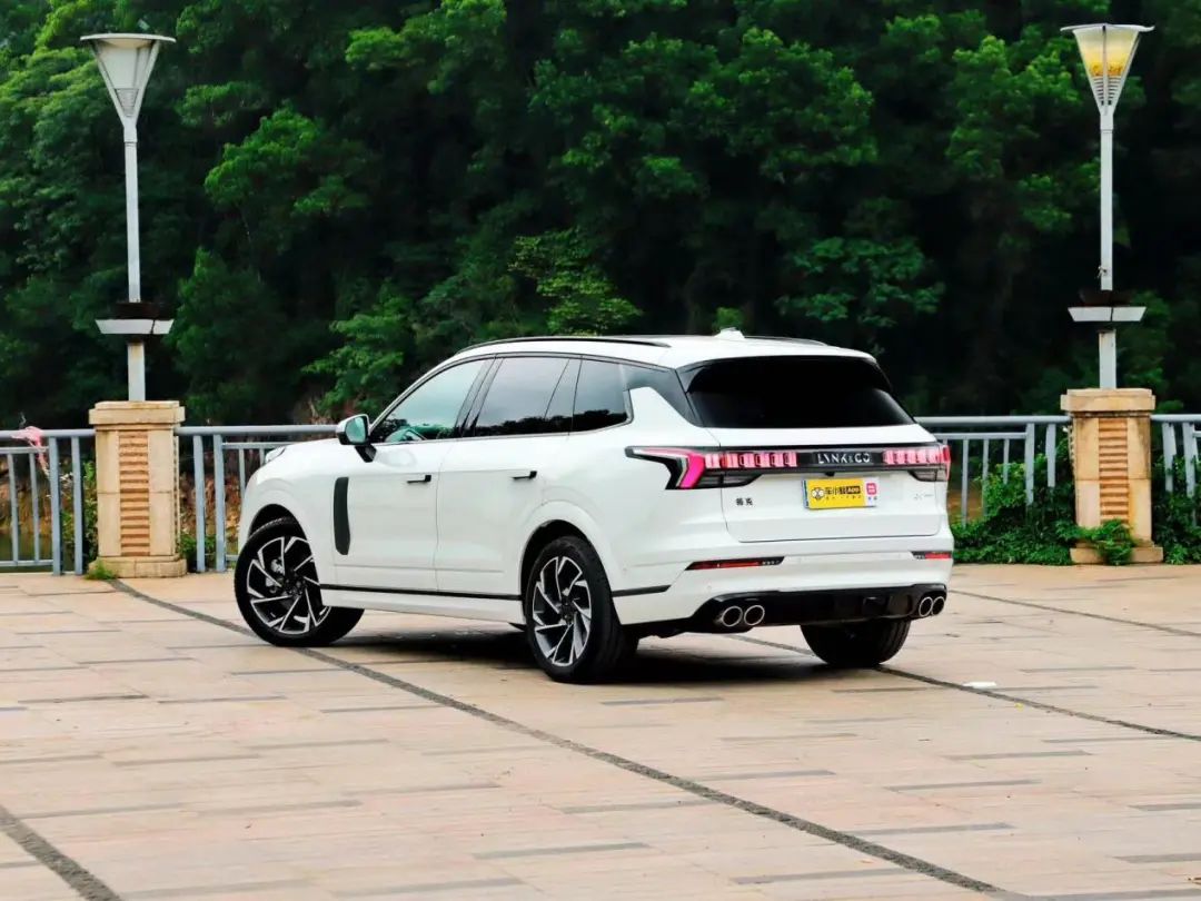 2.0T+8AT,轴距2米82,豪车内饰+电磁悬架,18万看啥合资?
