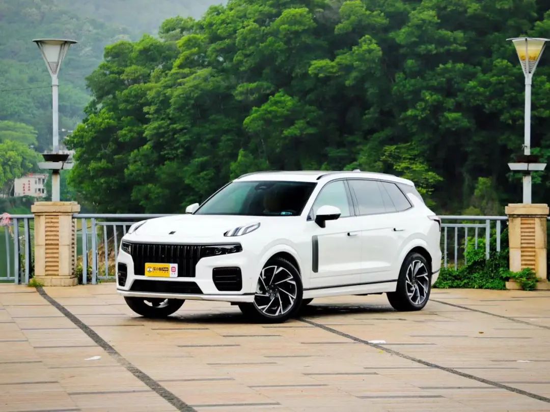 2.0T+8AT,轴距2米82,豪车内饰+电磁悬架,18万看啥合资?