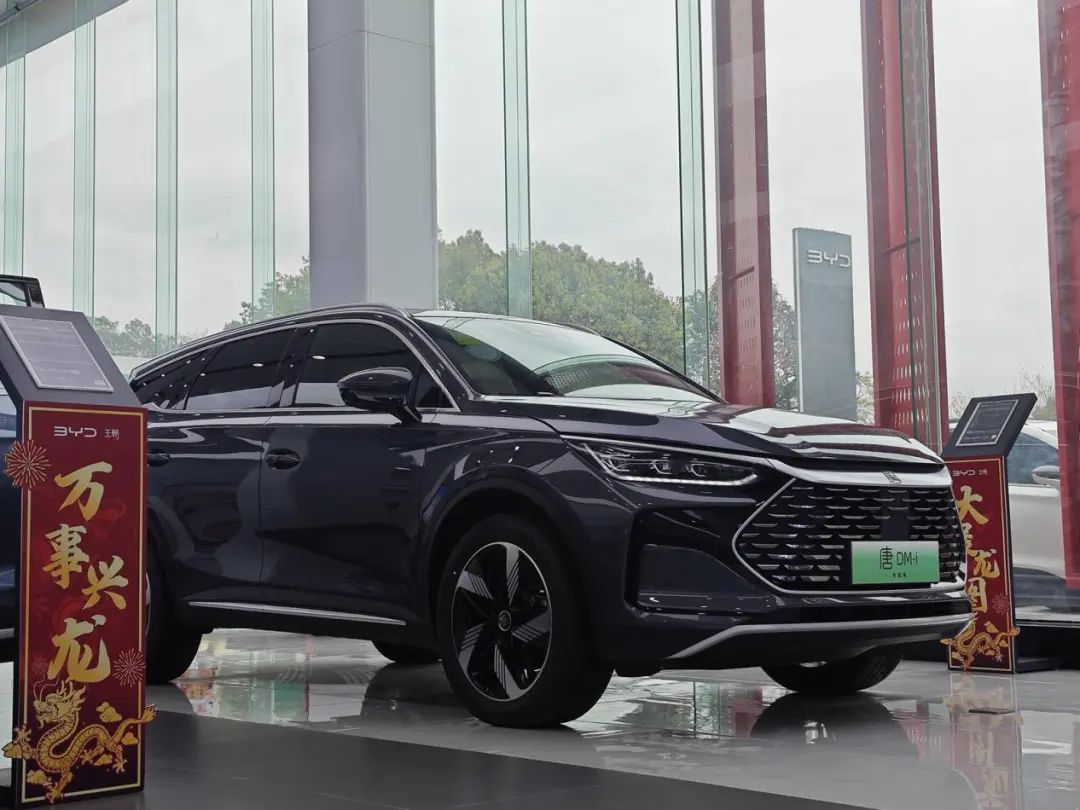 2.0T+8AT,轴距2米82,豪车内饰+电磁悬架,18万看啥合资?