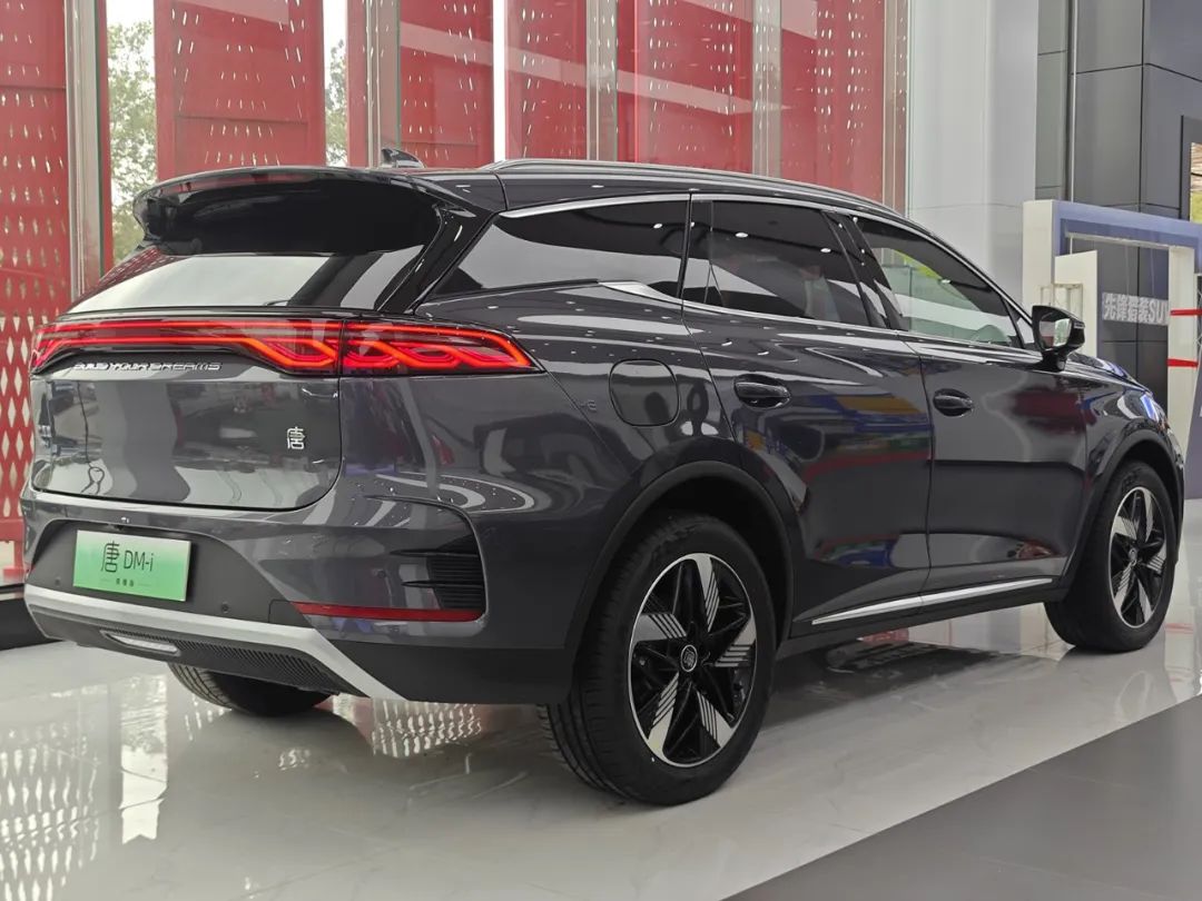 2.0T+8AT,轴距2米82,豪车内饰+电磁悬架,18万看啥合资?