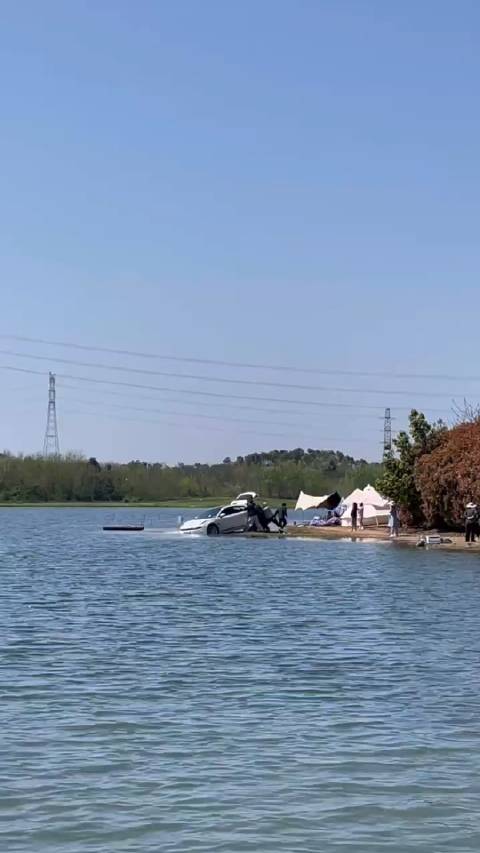 这台钓鱼佬的极氪，一不小心推湖里，岂不是可以全损换新车啦！