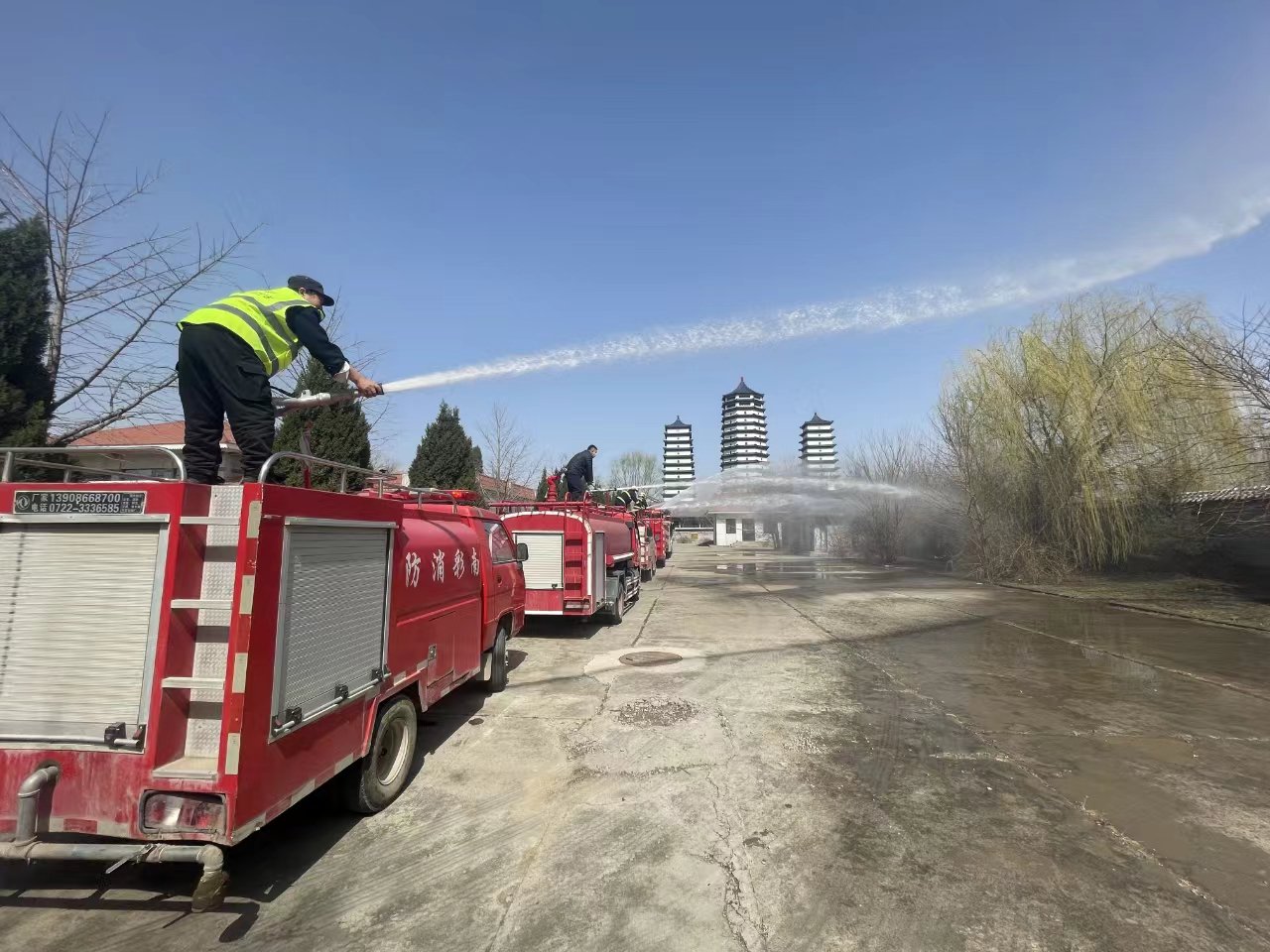 順義消防組織人員開展濕化工作。 圖源：順義區消防救援支隊