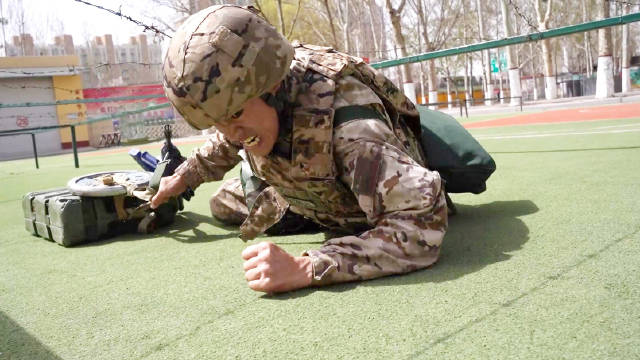 武警练兵评比竞赛现场太燃了