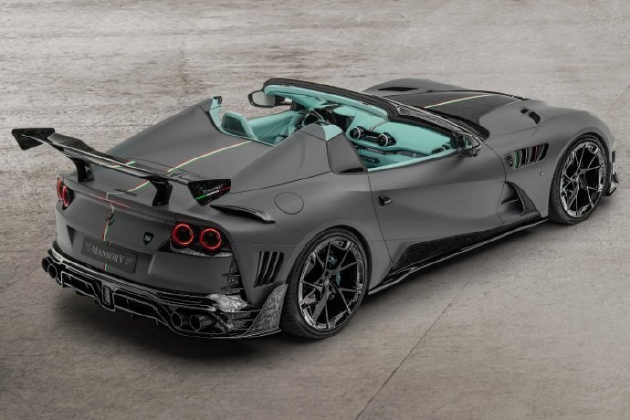 又是没见过的新车，L这次Lisa开的法拉利