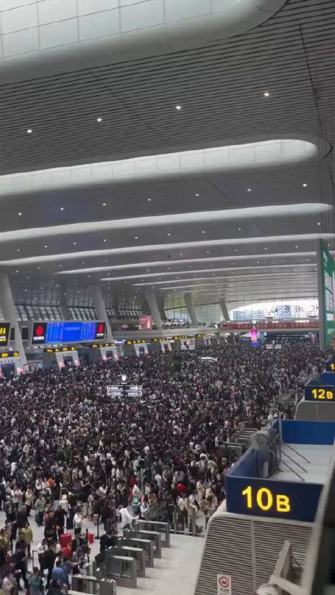 受地震的影响，高铁晚点，杭州东站积压了好多旅客