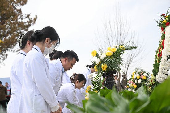     4月2日，醫務人員代表在內蒙古生命禮讚園向遺體和人體器官捐獻者敬獻花籃。新華社記者 貝赫/攝