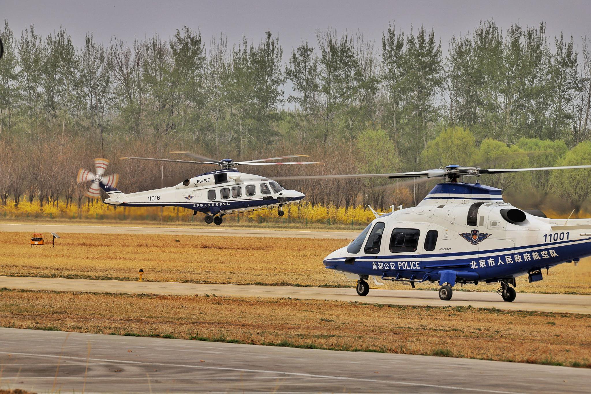 直升機組全天24小時執行應急處突備勤值班任務，確保遇有突發事件能夠迅速起飛，快速反應。 圖源：北京警方