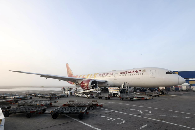 吉祥航空飞机降落在雅典机场。(雅典国际机场供图)