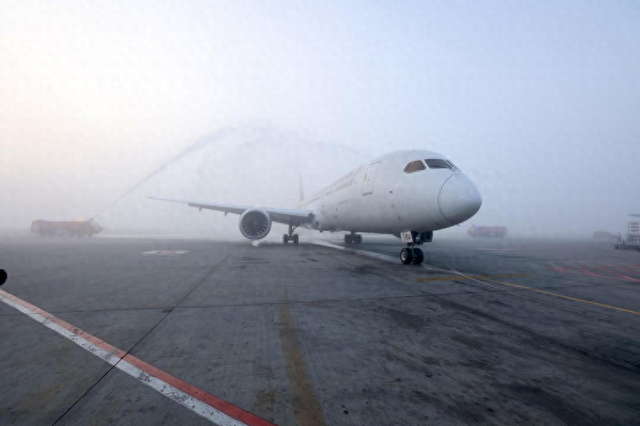 吉祥航空飞机通过水门。(雅典国际机场供图)