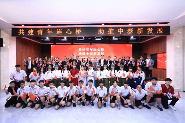 4月2日,北京,泰国教育工作者访问团和玫瑰园中学孔子课堂夏令营团到访中铁工业,全场合影。主办方供图