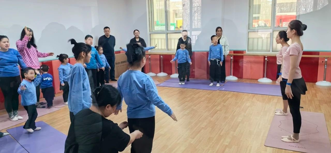 孩子們在專業老師帶領下用舞蹈療愈孤獨症。 圖/北京舞蹈學院公眾號
