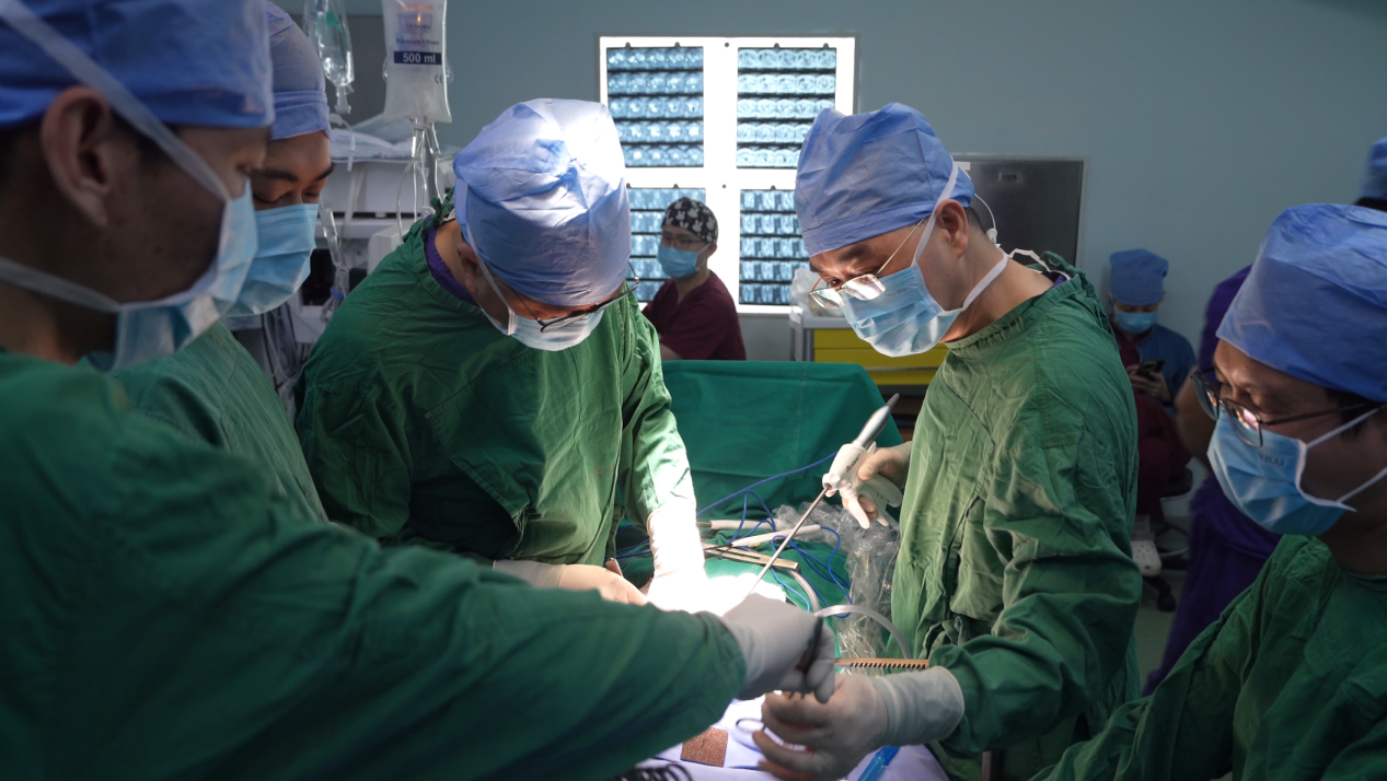 醫護人員為患者進行手術。圖源：應急總醫院