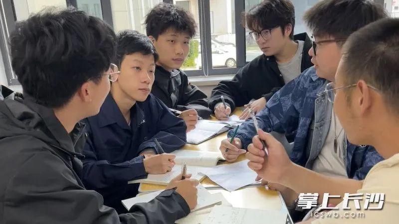 ▲ 大家在课堂上一起讨论问题。