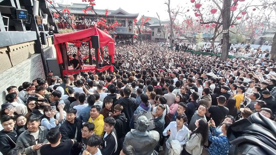     3月28日，河南開封，萬歲山景區內，相親欄目「王婆說媒」吸引遊客。視覺中國供圖