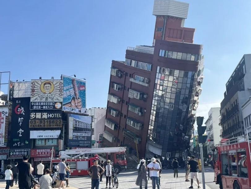 花蓮市「天王星大樓」嚴重傾斜，多人受困。圖片來源：台灣《聯合報》
