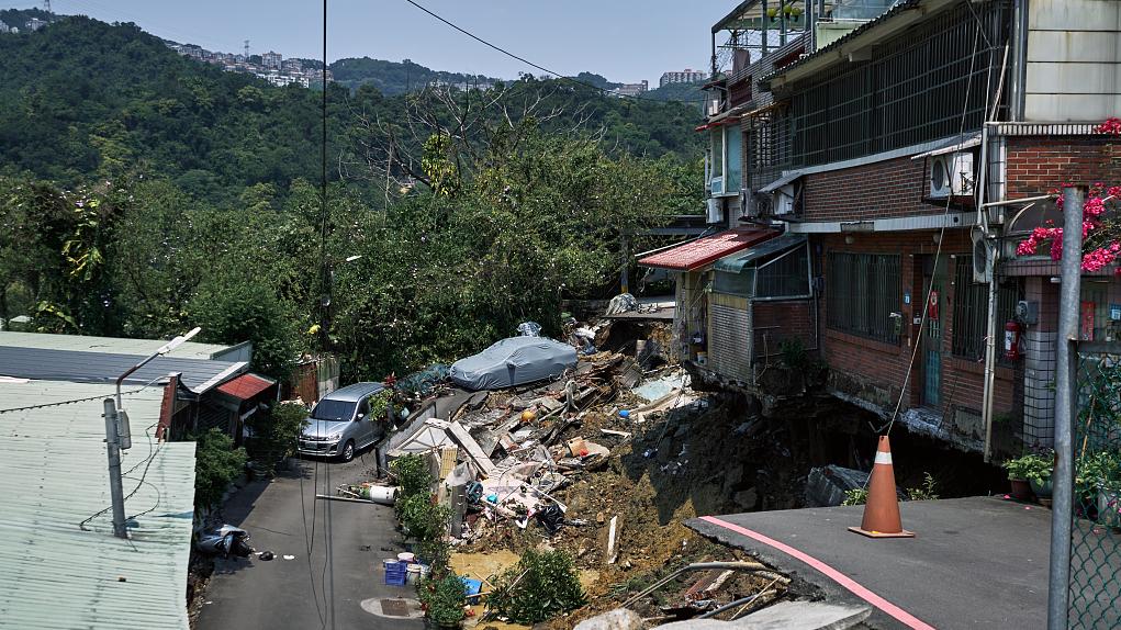 2024年4月3日，台灣新北市地震後受損的房屋和道路。視覺中國 圖