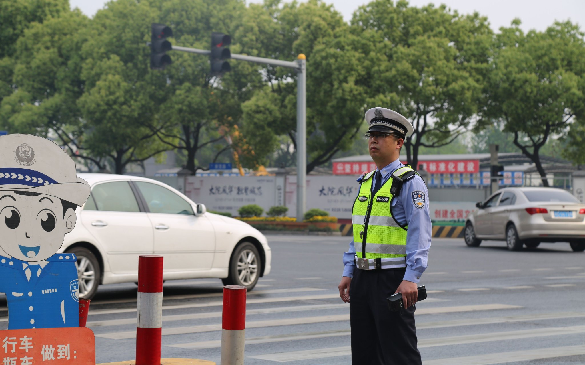 一位拖掛車車主說，陳永虎「為了我們這些大貨車，他把自己當成了轄區的交通大管家。」 圖源：浙江警方